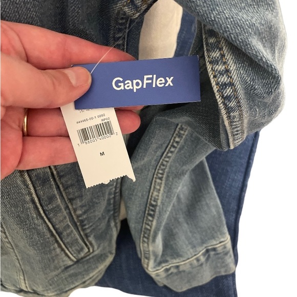 Gap Women’s Denim Jacket in medium. NWT - Picture 2 of 3